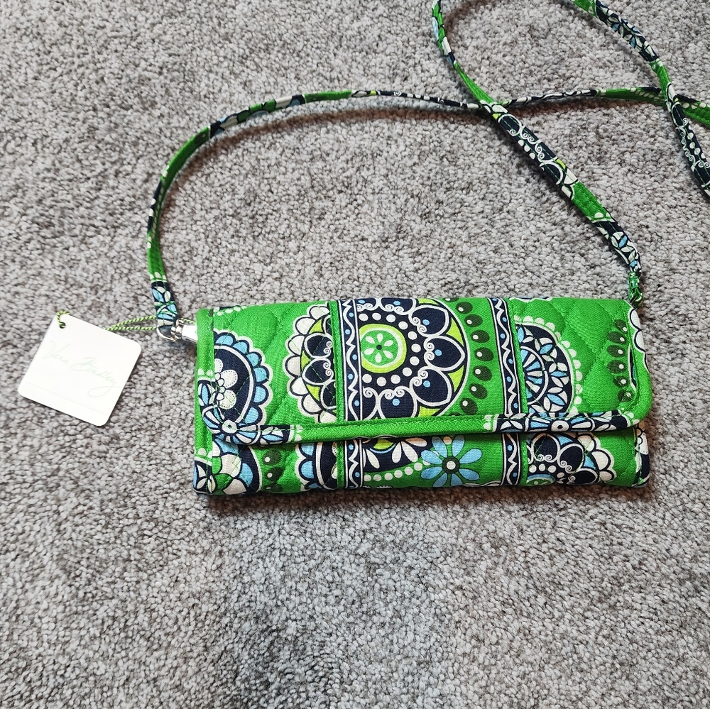 NWT Vera Bradley Sleek Wallet in Cupcake Green Crossbody